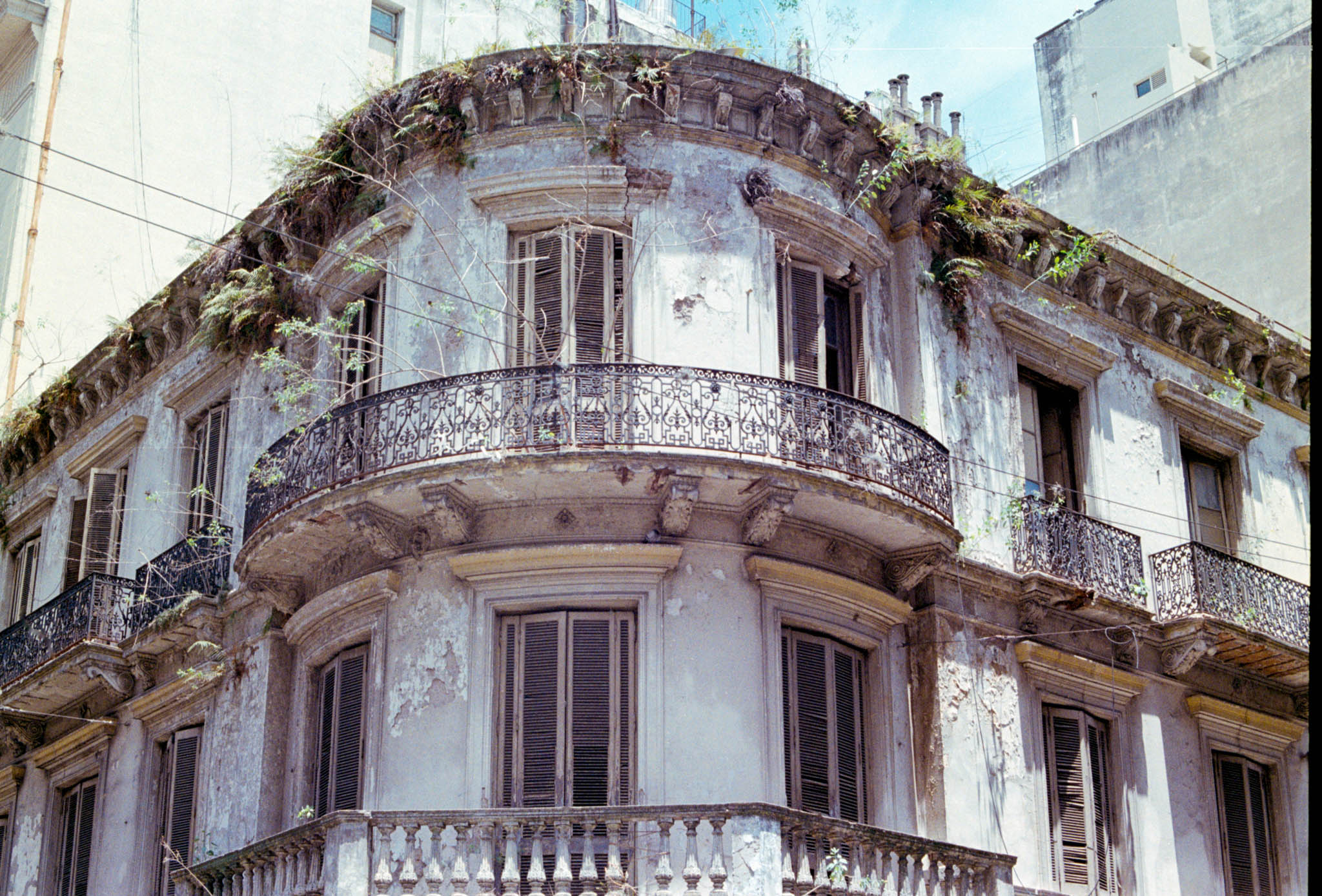 Fotografía de calle en Buenos Aires en color en película análoga. Serie documental por German Ostaszynski.