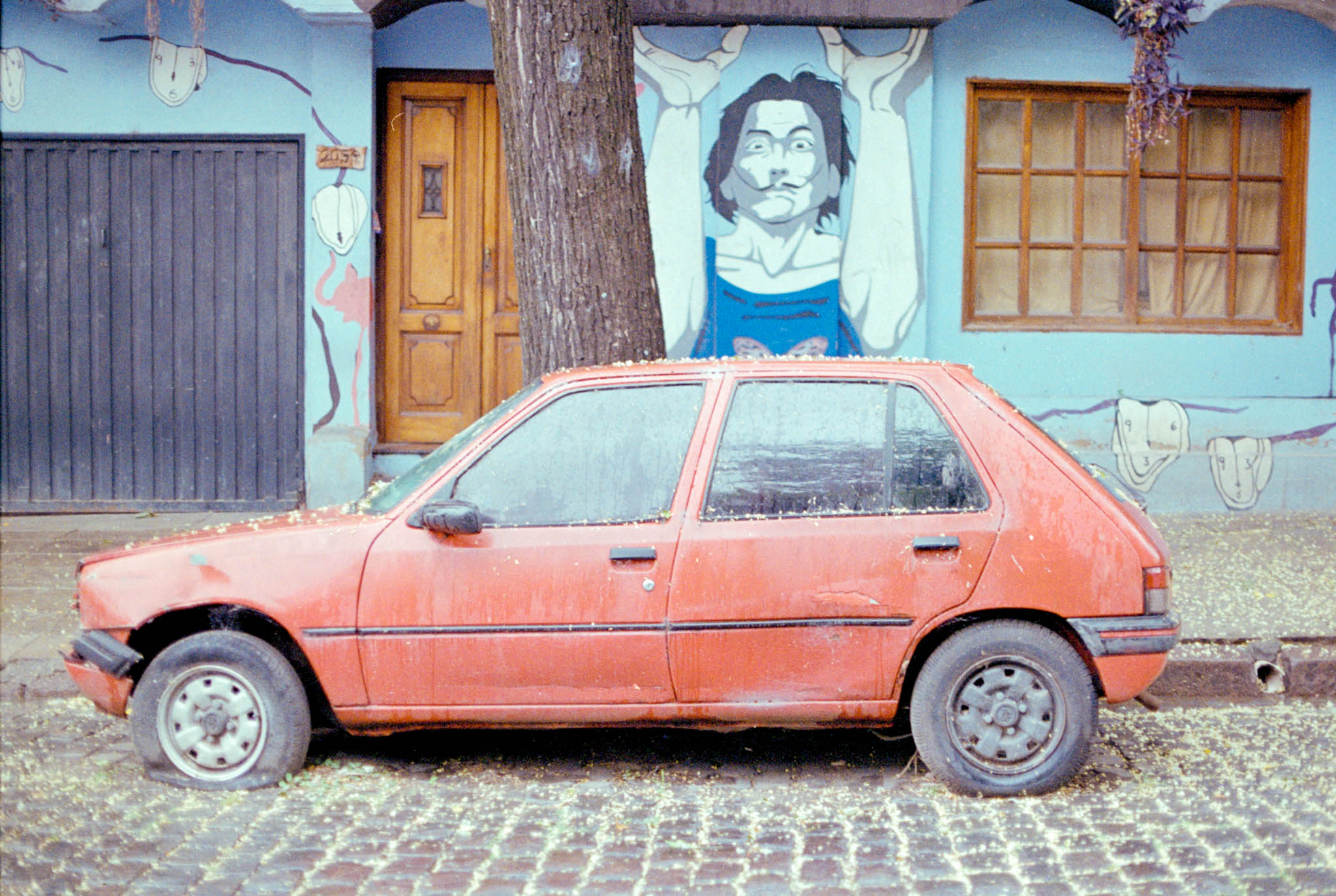Fotografía de calle en Buenos Aires en color en película análoga. Serie documental por German Ostaszynski.