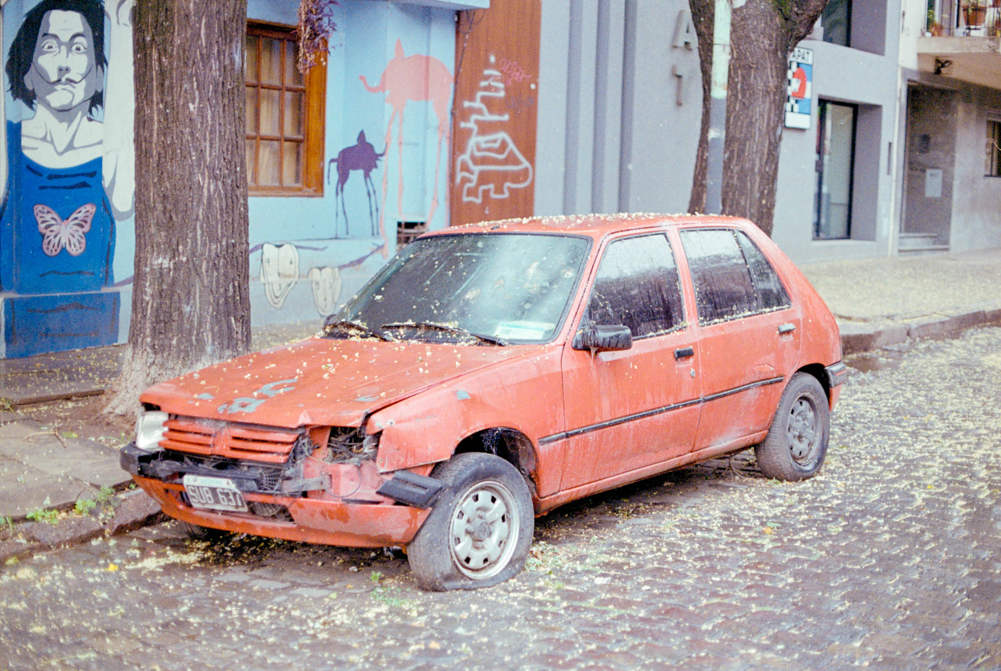 Fotografía de calle en Buenos Aires en color en película análoga. Serie documental por German Ostaszynski.