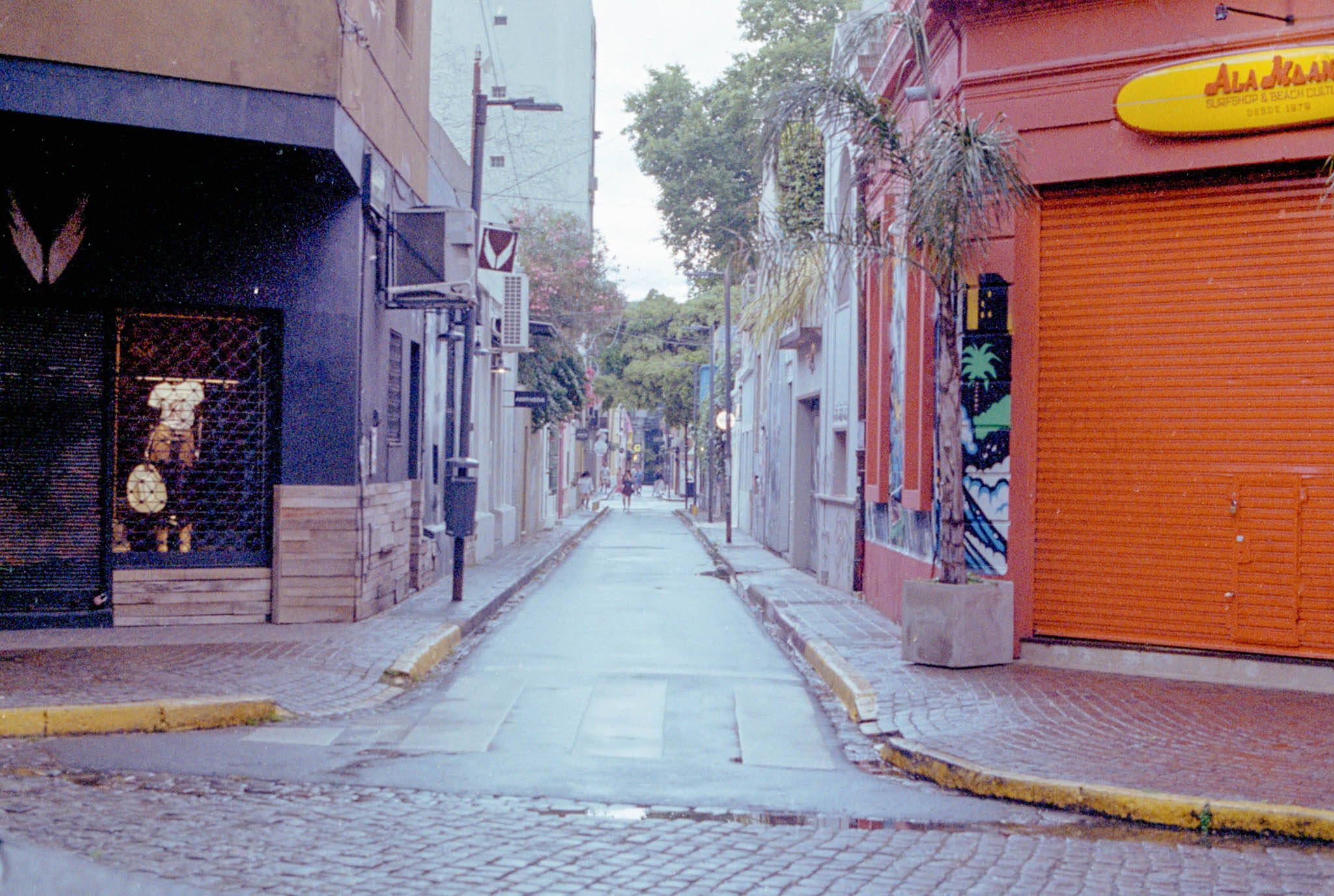 Fotografía de calle en Buenos Aires en color en película análoga. Serie documental por German Ostaszynski.