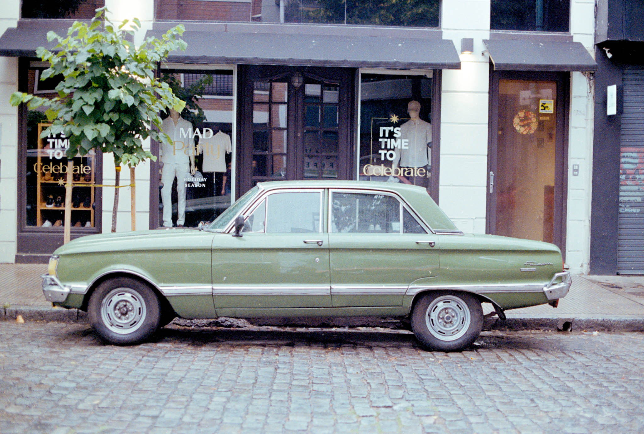 Fotografía de calle en Buenos Aires en color en película análoga. Serie documental por German Ostaszynski.