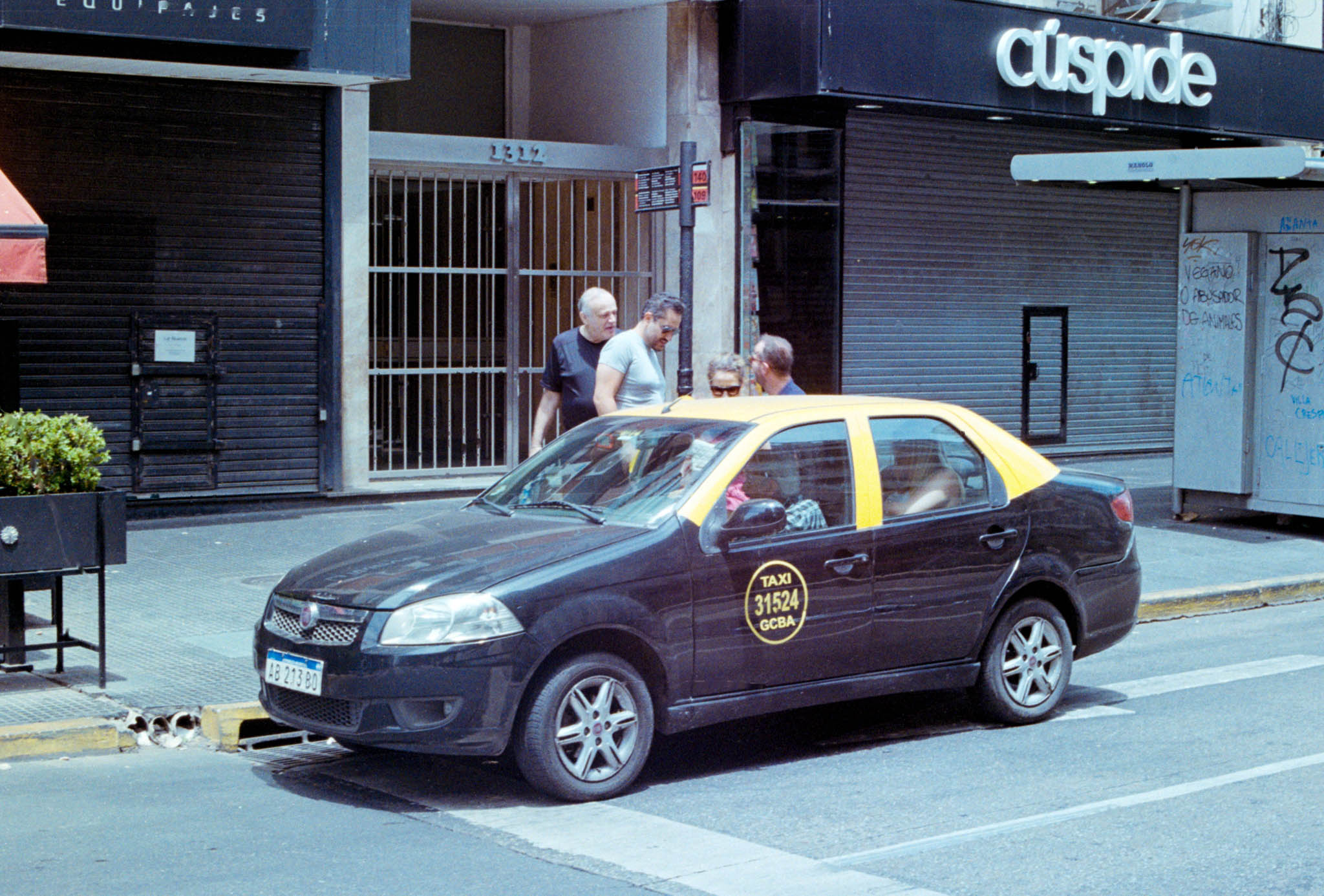 Fotografía de calle en Buenos Aires en color en película análoga. Serie documental por German Ostaszynski.